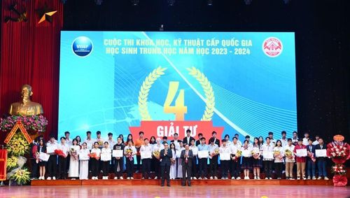 Ông Nguyễn Xuân Tiến - Giám đốc Quỹ hỗ trợ sáng tạo kỹ thuật Việt Nam và ông Nguyễn Văn Thêm - Phó Giám đốc Sở GD&amp;ĐT Bắc Giang tặng hoa và trao giải Tư.