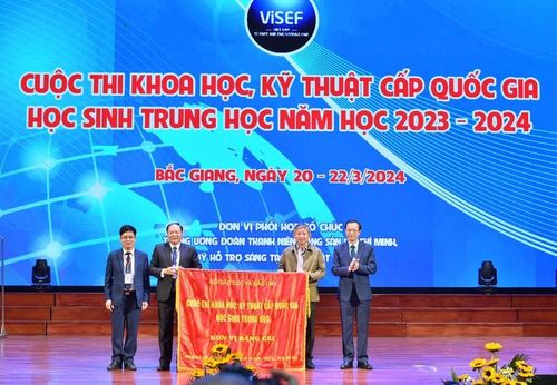 Lãnh đạo Sở GD&amp;ĐT Bắc Giang (bên trái) trao cờ cho lãnh đạo Sở GD&amp;ĐT TP Hồ Chí Minh, đơn vị đăng cai năm tiếp theo. 