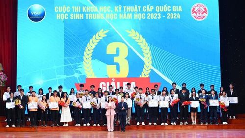 Bà Nguyễn Thị Nhung - phó Vụ trưởng Vụ Giáo dục Chính trị và công tác học sinh sinh viên (Bộ GD&amp;ĐT) và ông Bạch Đăng Khoa - Phó Giám đốc Sở GD&amp;ĐT Bắc Giang tặng hoa và trao Giải Ba cho các thí sinh.