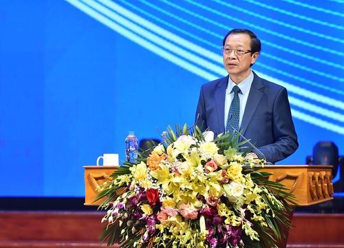 Thứ trưởng Bộ GD&amp;ĐT Phạm Ngọc Thưởng phát biểu tại lễ bế mạc và trao giải.