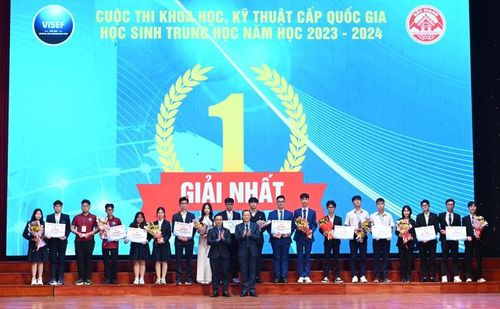 Thứ trưởng Bộ GD&amp;ĐT Phạm Ngọc Thưởng trao giải Nhất và tặng hoa cho các dự án. Ông Nguyễn Đức Nguyên - Phó Trưởng ban Thanh niên trường học Trung ương Đoàn trao huy hiệu tuổi trẻ sáng tạo.