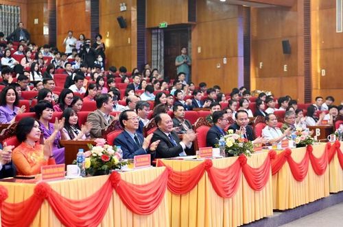 Đại biểu dự lễ bế mạc và trao giải.