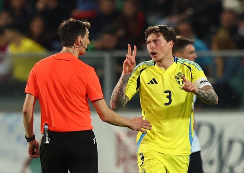 Trung vệ MU là Victor Lindelöf phàn nàn với trọng tài