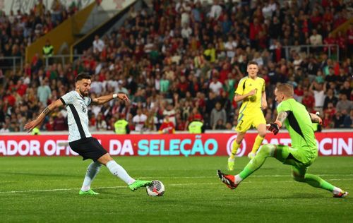 Sau khi Nunes nâng tỷ số lên 2-0 ở phút 33, đến cuối hiệp một Bruno Fernandes tự tiền đền mình lên bản tỷ số