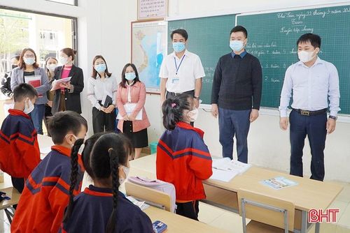  Đoàn cán bộ của Trung tâm Kiểm soát bệnh tật tỉnh tiến hành giám sát công tác phòng chống dịch tại Trường Tiểu học Đức Yên (Đức Thọ). 