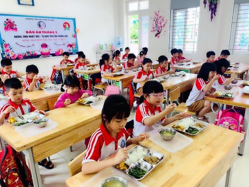Hơn 1,4 triệu học sinh cả nước đang được hưởng những bữa trưa cân bằng dinh dưỡng từ Dự án Bữa ăn học đường.