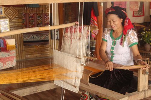 Để thu hút du khách, bà con dân bản đã tự học, tự bồi dưỡng kiến thức về văn hóa truyền thống của dân tộc, phát huy nét đẹp về văn hóa.