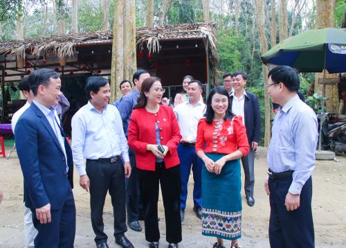 Đoàn công tác của tỉnh khảo sát điểm dừng chân tại Rừng Săng lẻ, huyện Tương Dương.