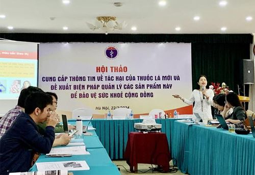 BS Nguyễn Thị An đang trình bày về tác hại của thuốc lá điện tử đối với giới trẻ.