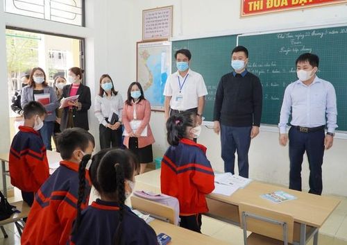 Lãnh đạo CDC Hà Tĩnh cùng đoàn điều tra, giám sát dịch tại Trường Tiểu học thị trấn Đức Yên.