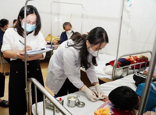 Ngành y tế lấy mẫu đối với 6 bệnh nhân đang điều trị tại Bệnh viện Đa khoa huyện Đức Thọ gửi Viện Vệ sinh Dịch tể Trung ương xét nghiệm.