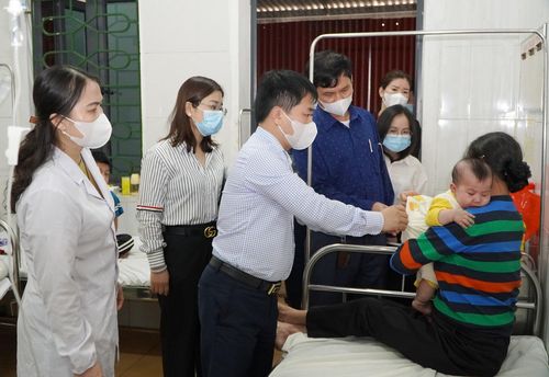Điều tra, giám sát và kiểm tra sức khỏe bệnh nhân tại Khoa Truyền nhiễm, Bệnh viện đa khoa huyện Đức Thọ.