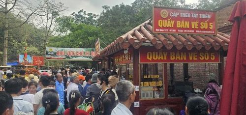 Điểm bán vé cáp treo rất đông người chờ mua vé.