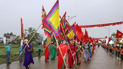 Nhân dân địa phương thực hiện các nghi thức truyền thống trong lễ kỷ niệm. (Ảnh: NGỌC LÊ)