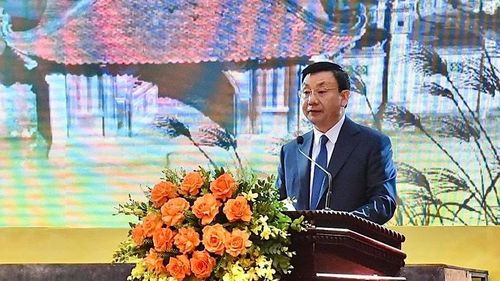 Bí thư Huyện ủy, Chủ tịch Hội đồng nhân dân huyện Gia Viễn Hoàng Mạnh Hùng phát biểu tại lễ kỷ niệm. (Ảnh: XUÂN TRƯỜNG)