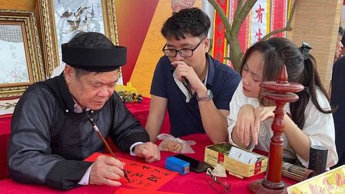 Viết và trưng bày thư pháp tại lễ kỷ niệm-nét đẹp văn hóa truyền thống được thế hệ trẻ quan tâm. (Ảnh: XUÂN TRƯỜNG)