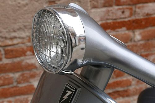 Cụ thể, mẫu xe máy điện một bánh Bel&amp;Bel Z-One này có thiết kế y hệt Vespa Sprint cổ gây thu hút giới trẻ cũng như những người yêu thích sự mới mẻ. Nó có trọng lượng nhẹ chỉ 70 kg và giảm tối đa kích cỡ. 