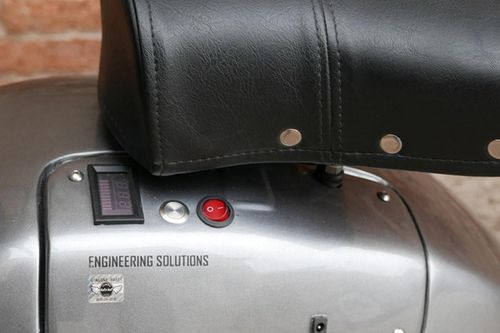 Thiết kế đầu xe và đèn pha cùng với bộ yếm trước của Z-Scooter rất giống những chiếc Piaggio Vespa phong cách cổ điển. Người dùng chỉ có thể phân biệt 2 mẫu xe này qua phần tay thắng và logo trước yếm xe.