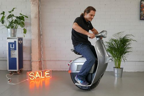 Xe có trang bị động cơ 1.000 Watt, có khả năng chạy được quãng đường đi tối đa 60 km mỗi lần sạc đầy điện, và đạt vận tốc tối đa 35 km/h. Điều này thực sự đem lại một phương tiện nhỏ gọn lý tưởng cho các cư dân đô thị, kể cả đó là các cư dân thuộc Gen-Z.