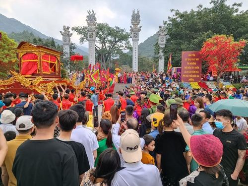 Đông đảo nhân dân và du khách về dự khai hội.