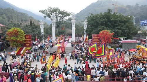 Rước kiệu tại Lễ hội Tây Thiên.