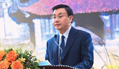 Bí thư Huyện ủy Gia Viễn Hoàng Mạnh Hùng trình bày diễn văn khai mạc tại buổi Lễ Kỷ niệm.