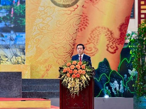 Chủ tịch UBND tỉnh Ninh Bình phát biểu tại buổi lễ.
