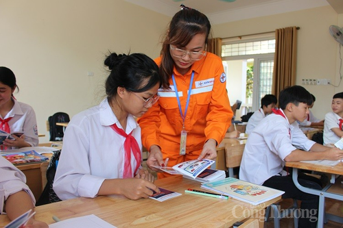 PC Bắc Giang tăng cường hoạt động tuyên truyền tiết kiệm điện (Ảnh: Thanh Hương)