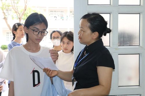  Thí sinh tham dự Kỳ thi tuyển sinh vào lớp 10. Ảnh: Mỹ Hà 