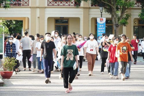  Áp lực Kỳ thi tuyển sinh vào lớp 10 đè nặng lên vai học sinh thành phố. Ảnh: Mỹ Hà 