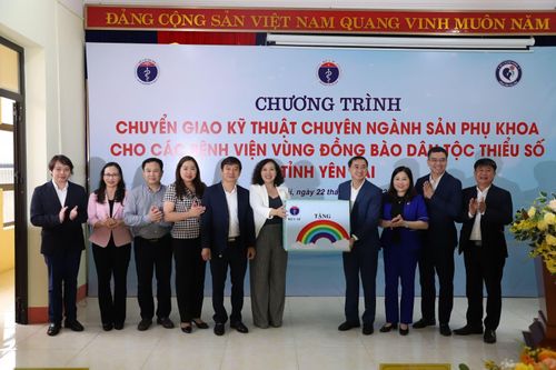 Chuyển giao kỹ thuật tới các cơ sở y tế vùng cao.