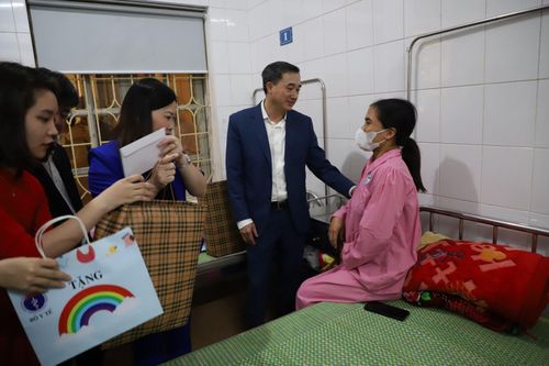 Thăm hỏi, tặng quà cho người bệnh có hoàn cảnh khó khăn.
