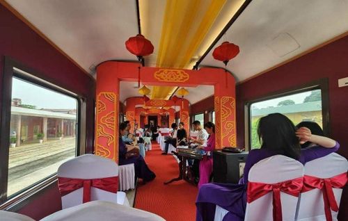 Tại toa cộng đồng, có nhiều hoạt động văn hóa, nghệ thuật suốt hành trình.