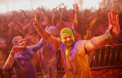 Nhảy múa trong dịp kỷ niệm Holi bên trong một ngôi đền ở Ahmedabad, Ấn Độ, ngày 25/3/2024. (Ảnh: Reuters)
