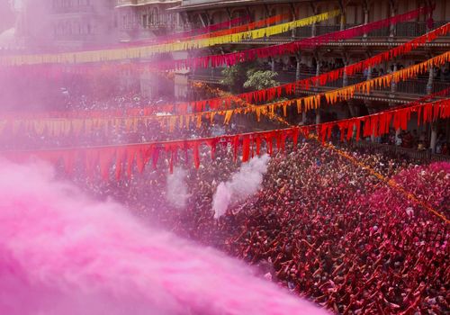 Các tín đồ đạo Hindu cầu nguyện dưới làn nước màu tại khuôn viên của một ngôi đền ở Ahmedabad, Ấn Độ ngày 25/3/2024. (Ảnh: Reuters)