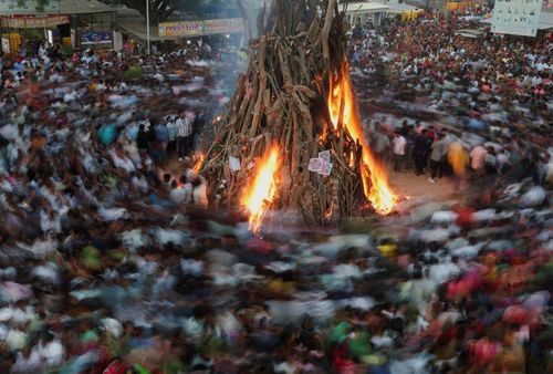 Nhảy múa quanh đống lửa trong nghi lễ "Holika Dahan", một phần của Lễ hội Holi ở ngoại ô Ahmedabad, Ấn Độ. (Ảnh: Reuters)