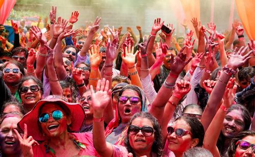 Những người phủ đầy bột màu tham gia Lễ hội Holi, còn được gọi là Lễ hội của Màu sắc, Tình yêu và Mùa xuân ở Nairobi, Kenya. (Ảnh: Reuters)