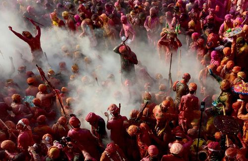Mọi người ném bột màu vào nhau cũng là cách ăn mừng truyền thống trong dịp Lễ hội Holi, thị trấn Nandgaon, Uttar Pradesh, Ấn Độ. (Ảnh: Reuters)