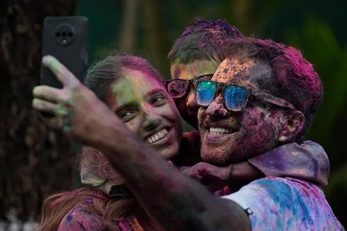 Một gia đình trong lễ hội Holi ở Mumbai, thủ đô tài chính của Ấn Độ. 