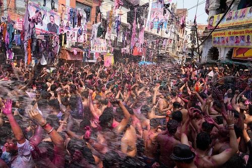 Mọi người nhảy múa trong lễ hội Holi ở Prayagraj, phía bắc bang Uttar Pradesh.