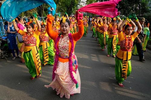 Những người phụ nữ nhảy múa trong đám rước mừng lễ Holi ở Kolkata. Ở nhiều vùng của Ấn Độ, người ta đốt những đống lửa lớn vào đêm trước lễ Holi để kỷ niệm chiến thắng của cái thiện trước cái ác.
