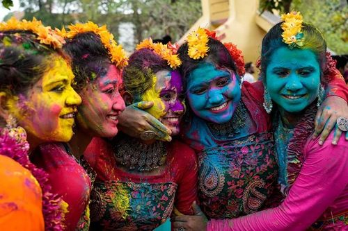 Hàng triệu người Ấn Độ tổ chức Holi, lễ hội màu sắc của đạo Hindu, bôi bột màu đỏ, xanh lá cây, xanh dương và hồng lên nhau, khiêu vũ và chia sẻ đồ ăn thức uống với gia đình và bạn bè.