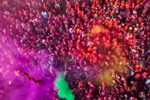Dân làng từ Barsana và Nandgaon bôi đầy bột màu chơi trò chơi 'Lathmar Holi' tại đền Nandagram ở làng Nandgoan, cách New Delhi 115km về phía nam. (Ảnh: Ảnh Rajesh Kumar Singh/AP)