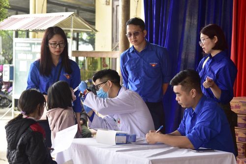 BS. Nguyễn Trung Nghĩa, Bí thư Chi đoàn Bệnh viện Hữu nghị Việt Nam- Cuba thăm khám cho các em nhỏ ở xã Trung Chải, Sapa, Lào Cai. Ảnh: BVCC