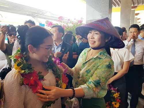 Giám đốc Sở Du lịch Đà Nẵng Trương Thị Hồng Hạnh tặng hoa cho hành khách tham gia chuyến tàu.