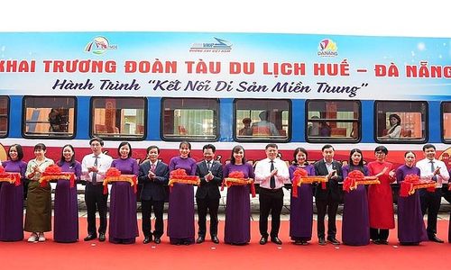 Lãnh đạo Tổng Công ty Đường sắt Việt Nam, tỉnh Thừa Thiên - Huế và thành phố Đà Nẵng cắt băng khai trương đoàn tàu du lịch Huế - Đà Nẵng.