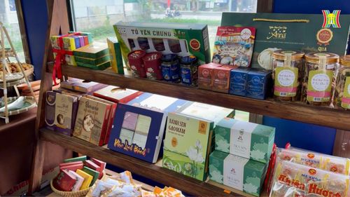 Đặc sản bày bán trên tàu