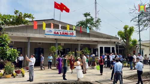 Du khách dừng ở ga Lăng Cô trước khi tàu vượt đèo Hải Vân sang Đà Nẵng