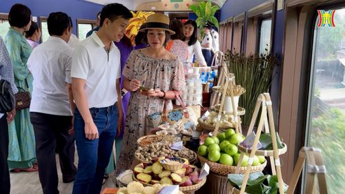 Trên hành trình, du khách sẽ được thưởng thức ẩm thực đặc sắc của địa phương