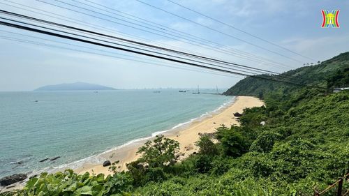 Từ trên tàu, du khách có thể ngắm nhìn khung cảnh thiên nhiên tuyệt đẹp